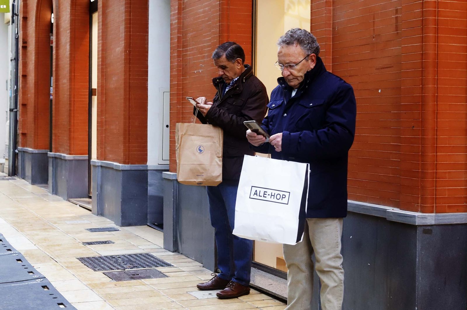 Imágenes del primer día de rebajas en los comercios de Huelva