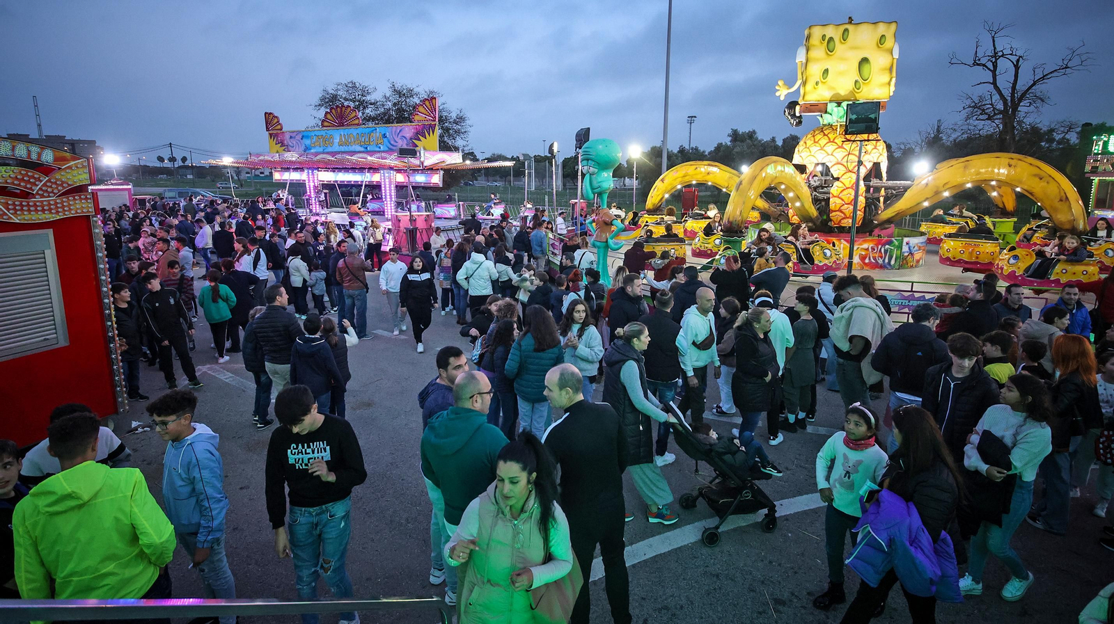 Lleno absoluto en el parque de atracciones de Jerez