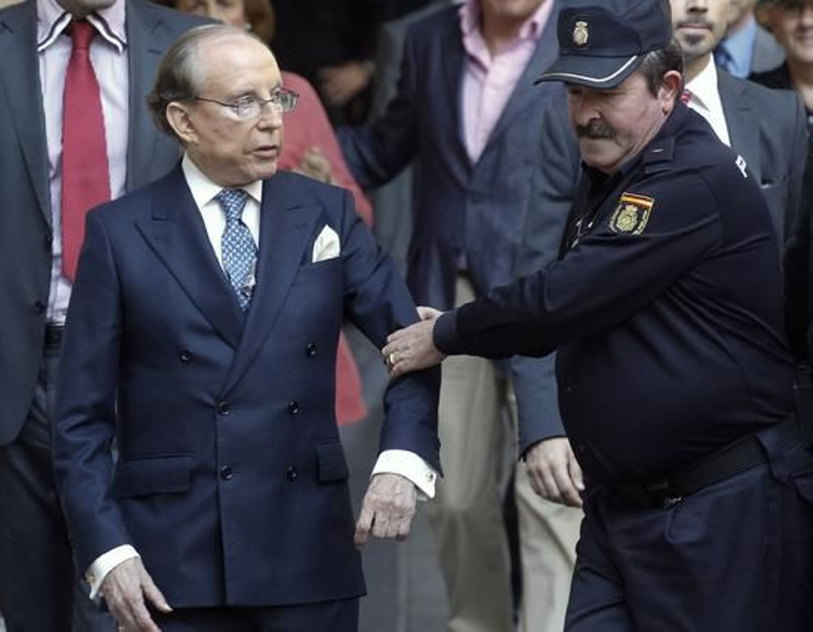 José  María  Ruiz-Mateos, a su salida de la Audiencia Nacional escoltado por la Policía en 2011.

Foto: Reuters