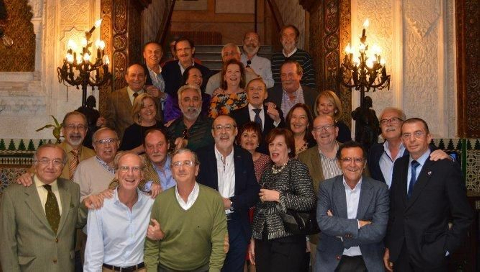 Un grupo de antiguos estudiantes del viaje del Paso del Ecuador de la Facultad de Medicina pertenecientes al año 1973, durante el almuerzo celebrado en el Casino Gaditano.