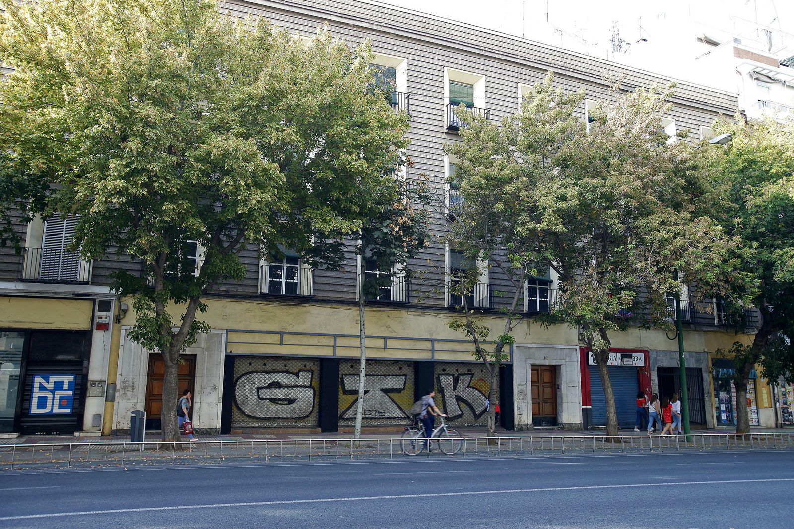 Fachada principal del antiguo cine Florida que mira al número 29 de la avenida Menéndez Pelayo.