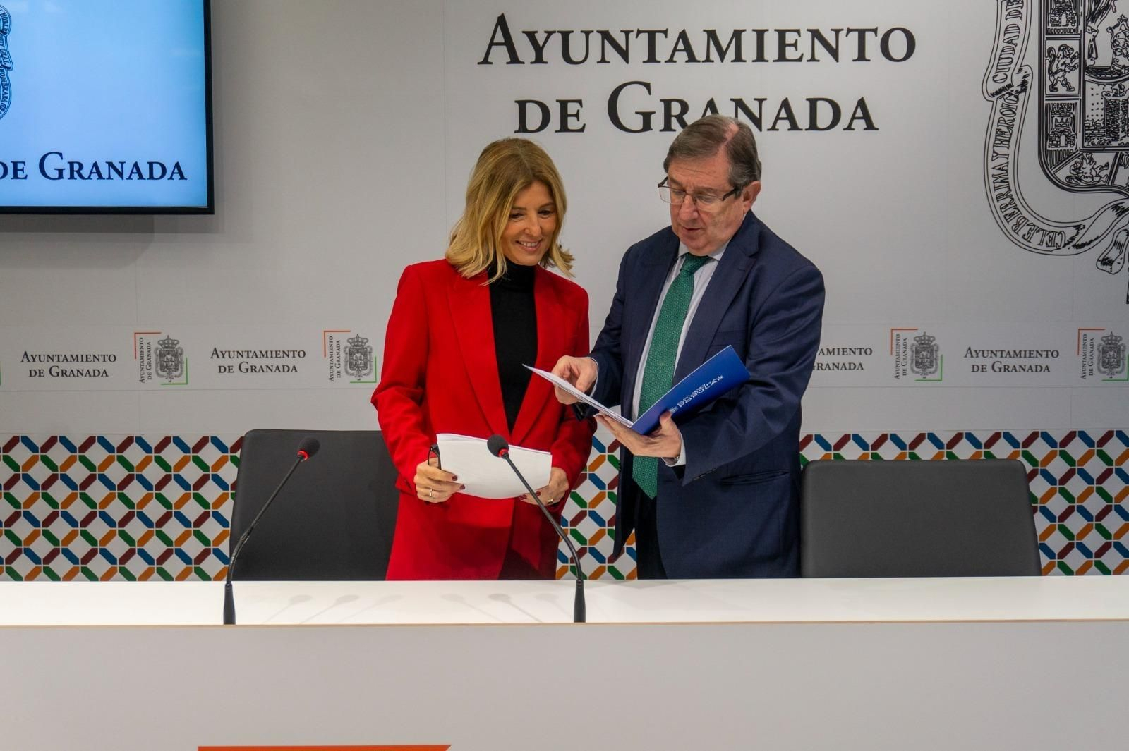 Eva Martín y Luis González, en la rueda de prensa donde han denunciado la opacidad del equipo de Gobierno del PSOE.