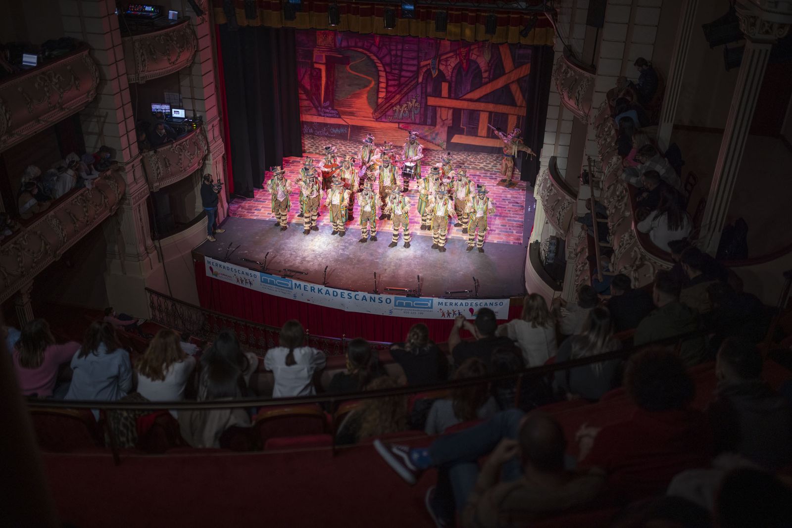Imágenes de la actuación de la comparsa de Punta Umbría 'Los desataos' en el Carnaval Colombino
