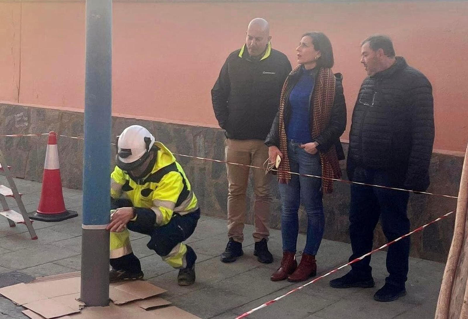 Un operario trata una de las farolas de Nueva Andalucía ante la presencia de Cobos