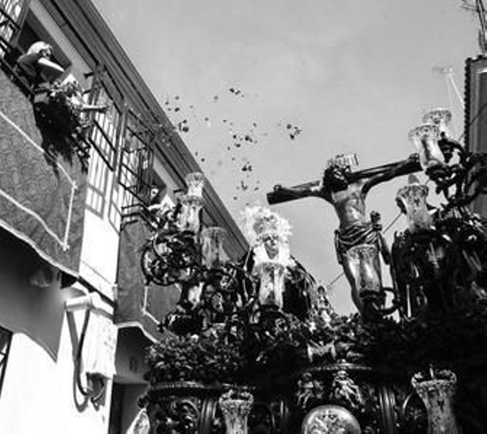 Petalada al Cristo de las Penas en la calle Agustín Moreno.