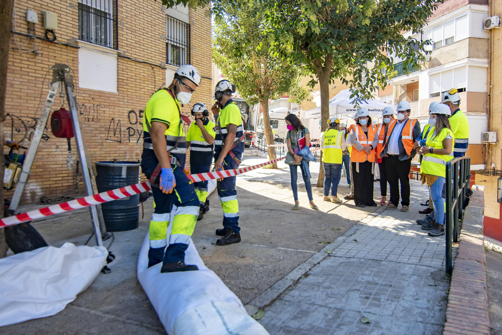 Alcalde y concejales durante la visita a las obras. Alcalde y concejales durante la visita a las obras.