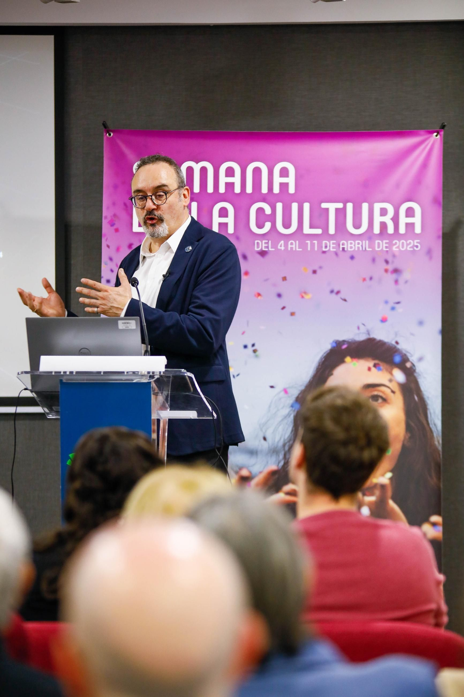 Semana de la Cultura UAL en Fundación Unicaja de Almería con Juan Luis Cano experto en defensa planetaria, en imágenes