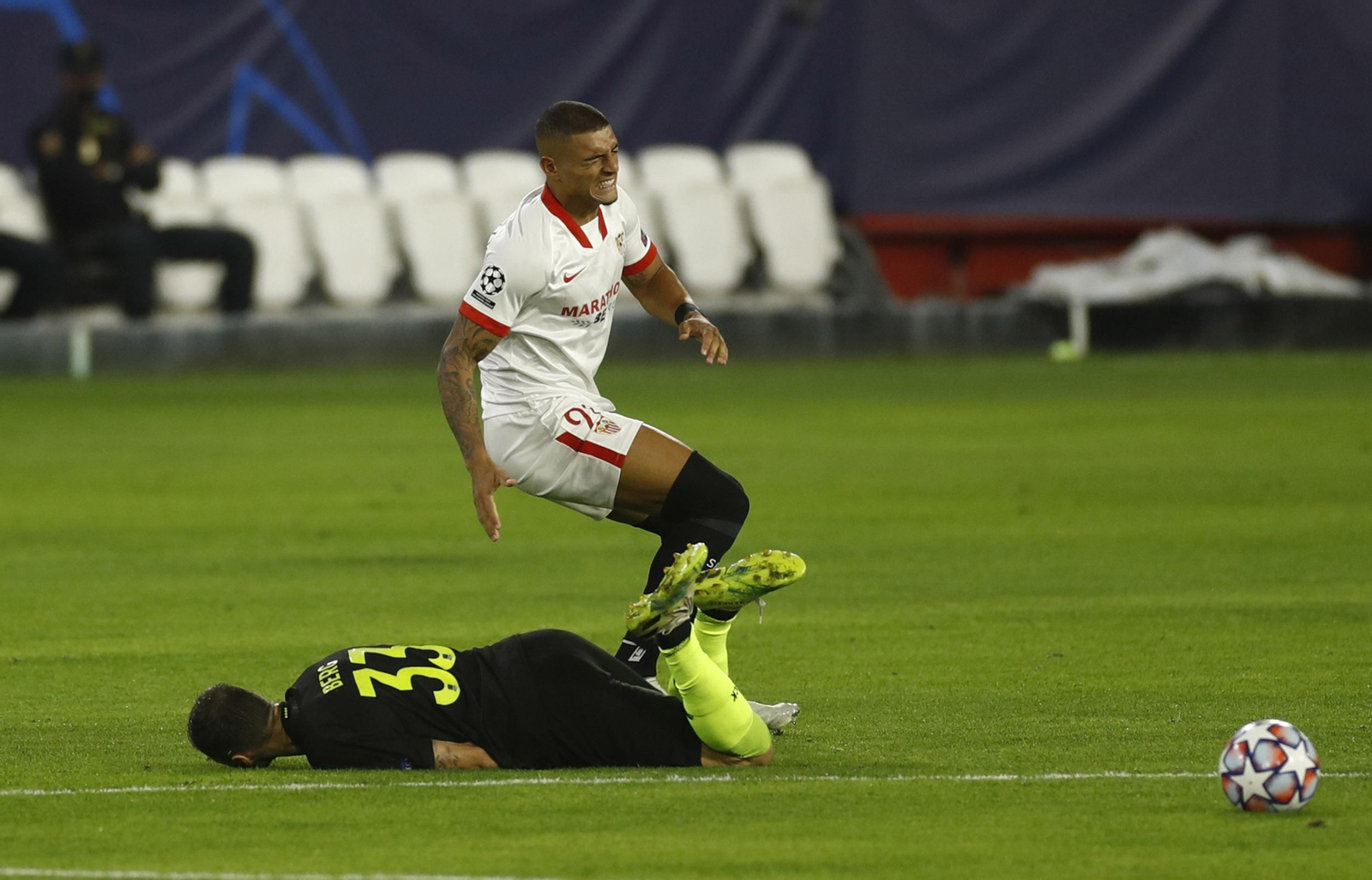 Diego Carlos choca con Berg en el Sevilla-Krasnodar.