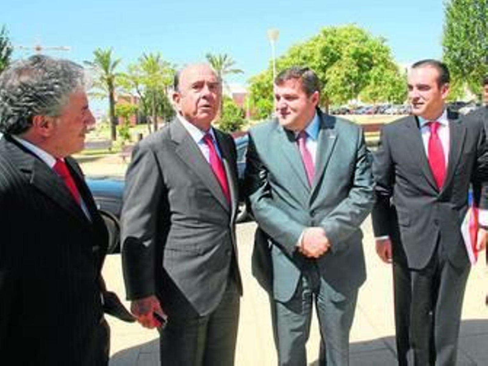 Emilio Botín, recibido por el entonces rector, Francisco José Martínez, en el Campus del Carmen el 18 de junio de 2010. Emilio Botín, recibido por el entonces rector, Francisco José Martínez, en el Campus del Carmen el 18 de junio de 2010.