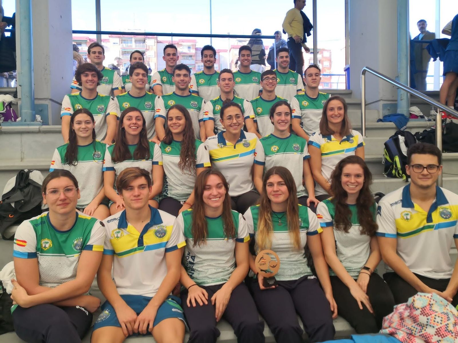 os nadadores del CN Mairena posan en la piscina.