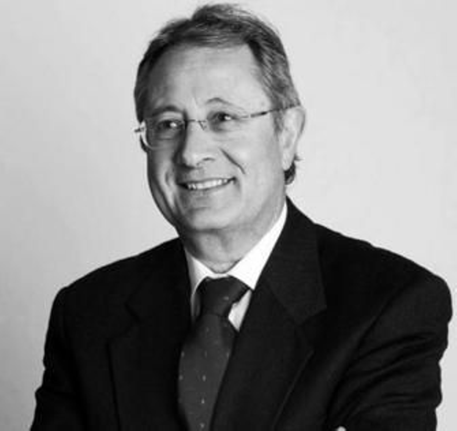 1. En 1982, Domínguez Ortiz recogió el Premio Príncipe de Asturias. 2. El catedrático de Instituto tenía los tres ingredientes básicos para ser un genio: inteligencia, estudio y humildad. Este año, el del centenario de su nacimiento, se volverá a hablar de él y se seguirá recordando su figura. 3. Doctor Honoris Causa, Premio Príncipe de Asturias en Ciencias Sociales e Hijo Predilecto de Andalucía, tuvo una prolífica producción.