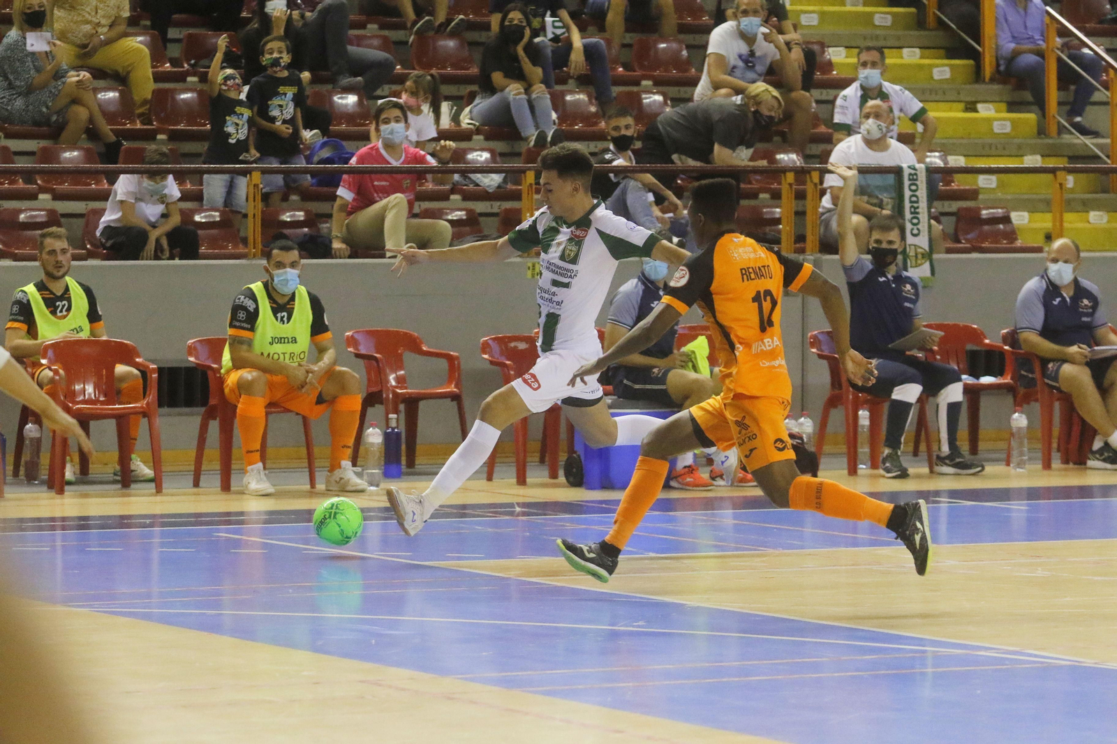 Las fotos del estreno liguero del Córdoba Futsal ante el Burela