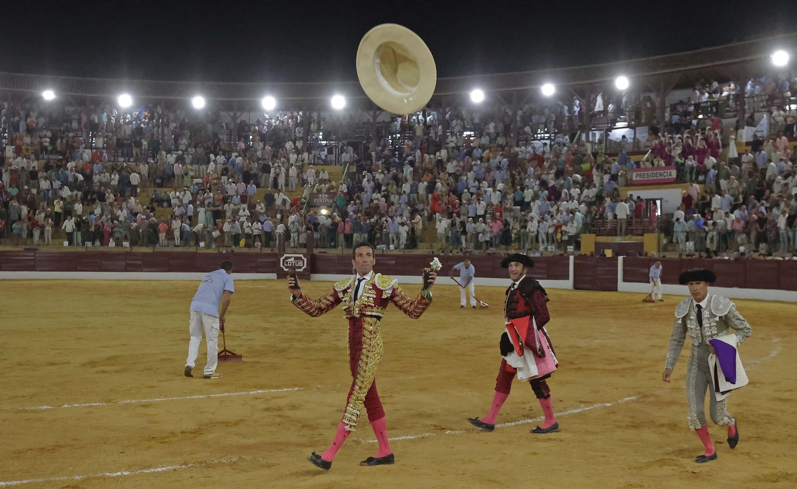 Fotos de la corrida del viernes de la Feria de La Línea: Morante de la Puebla, Talavante y David de Miranda Fotos de la corrida del viernes de la Feria de La Línea: Morante de la Puebla, Talavante y David de Miranda