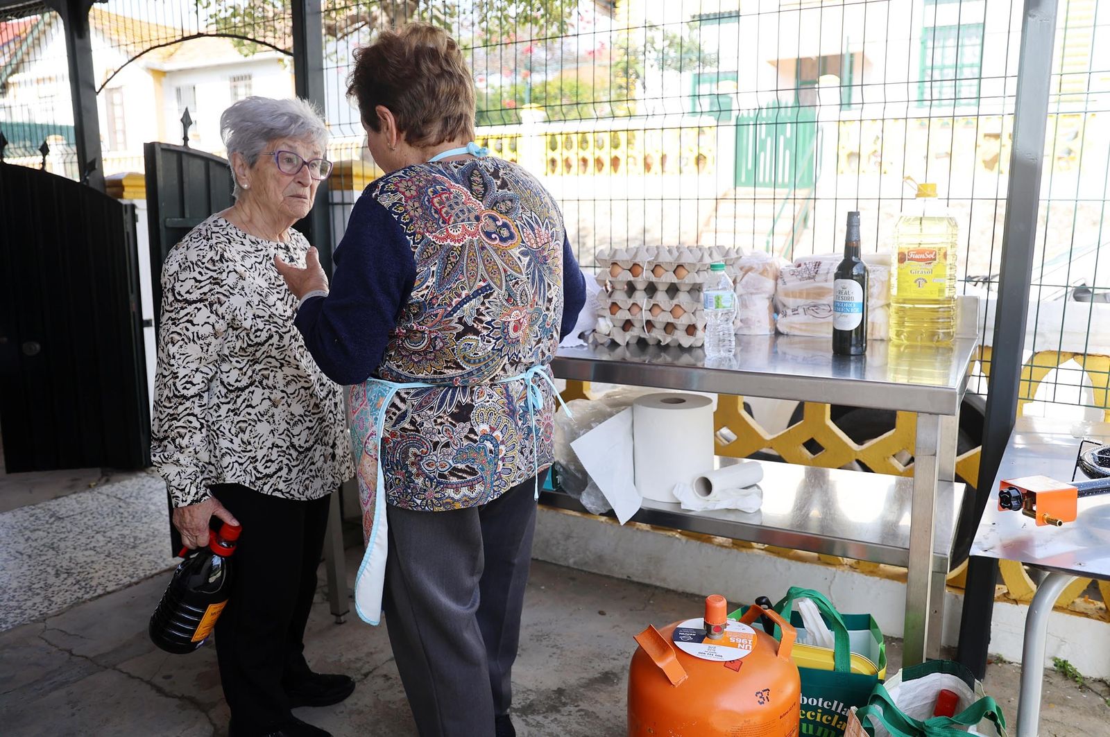 Imágenes de la elaboración de dulces de Cuaresma por los vecinos del Barrio Obrero