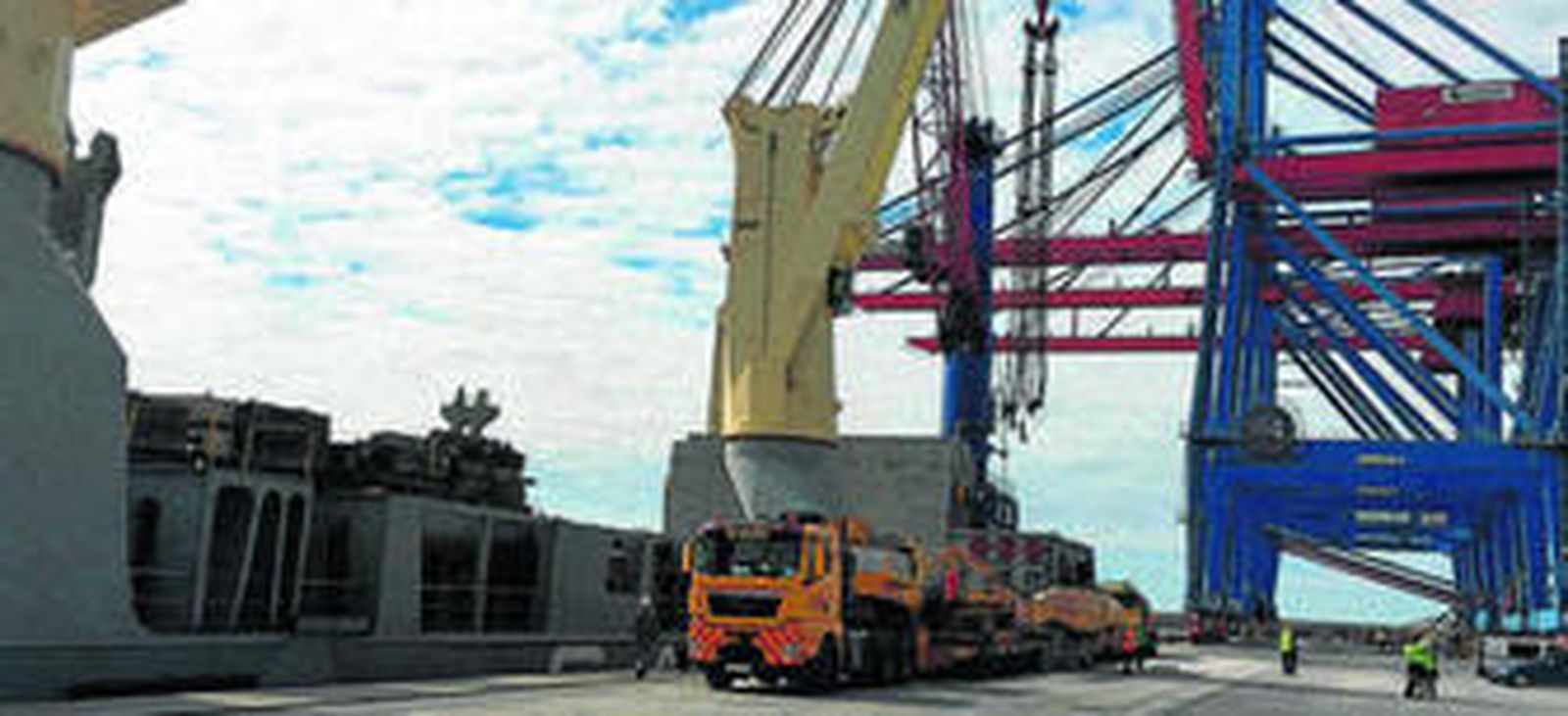 Embarque  en la terminal del muelle nueve de uno de los transformadores con destino a Trieste.