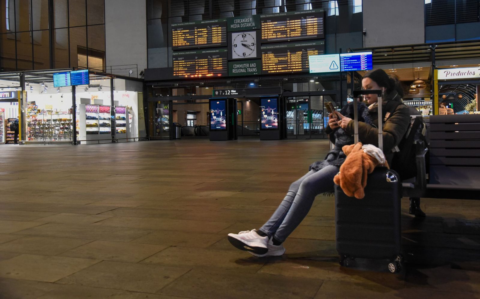 Tranquilidad en la estación Santa Justa por la cancelación de trenes por el temporal