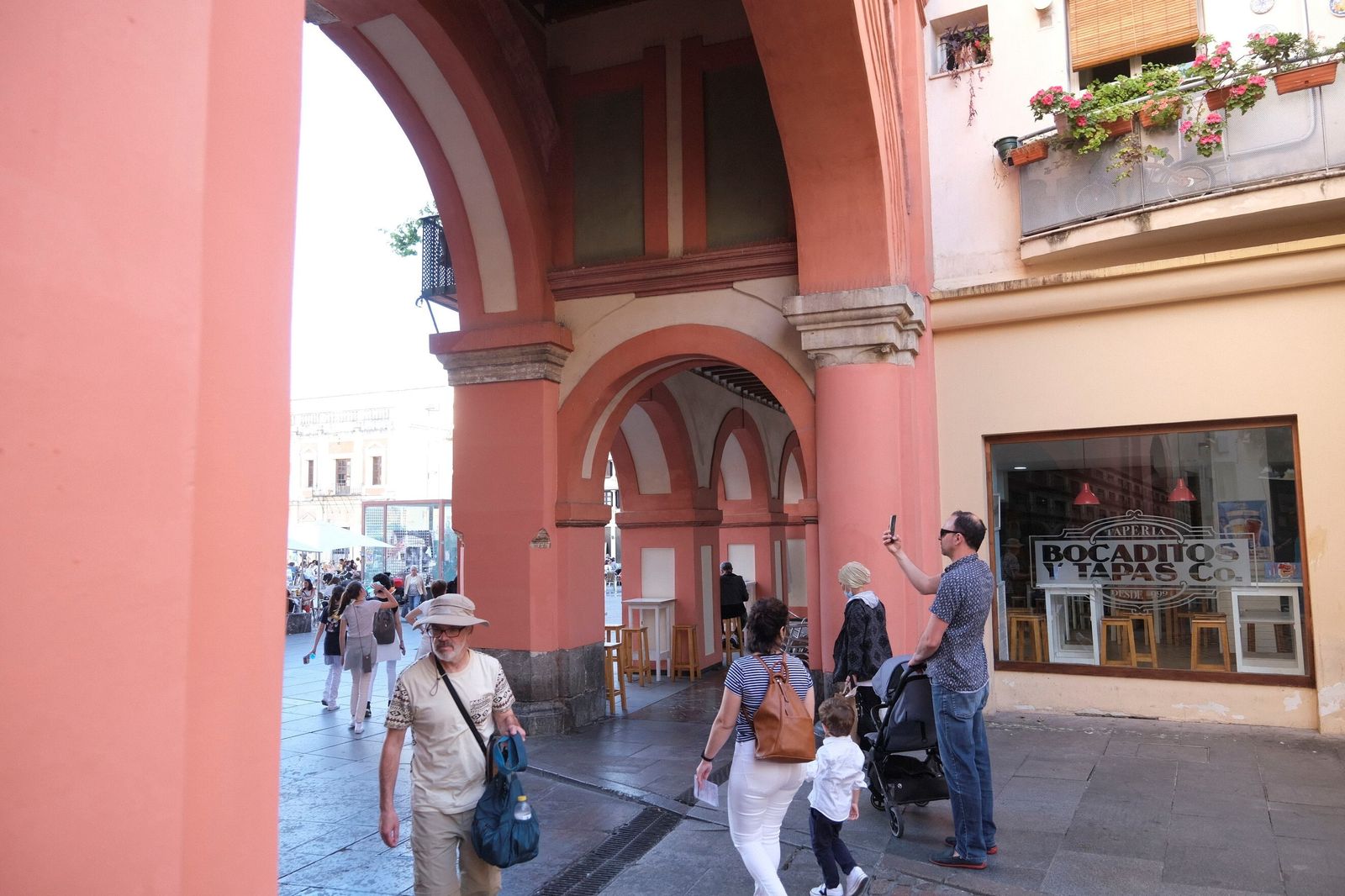 La plaza de la Corredera de Córdoba vuelve a lucir libre de pintadas, en imágenes