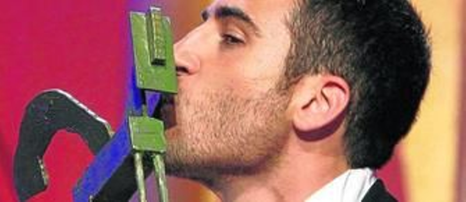 A la izquierda, Miguel Ángel Silvestre al recoger su Ondas por su papel en 'Sin tetas no hay paraíso'. A la derecha, Pilar Rubio besa a El Sevilla en 'Más que baile', su debut en Telecinco.
