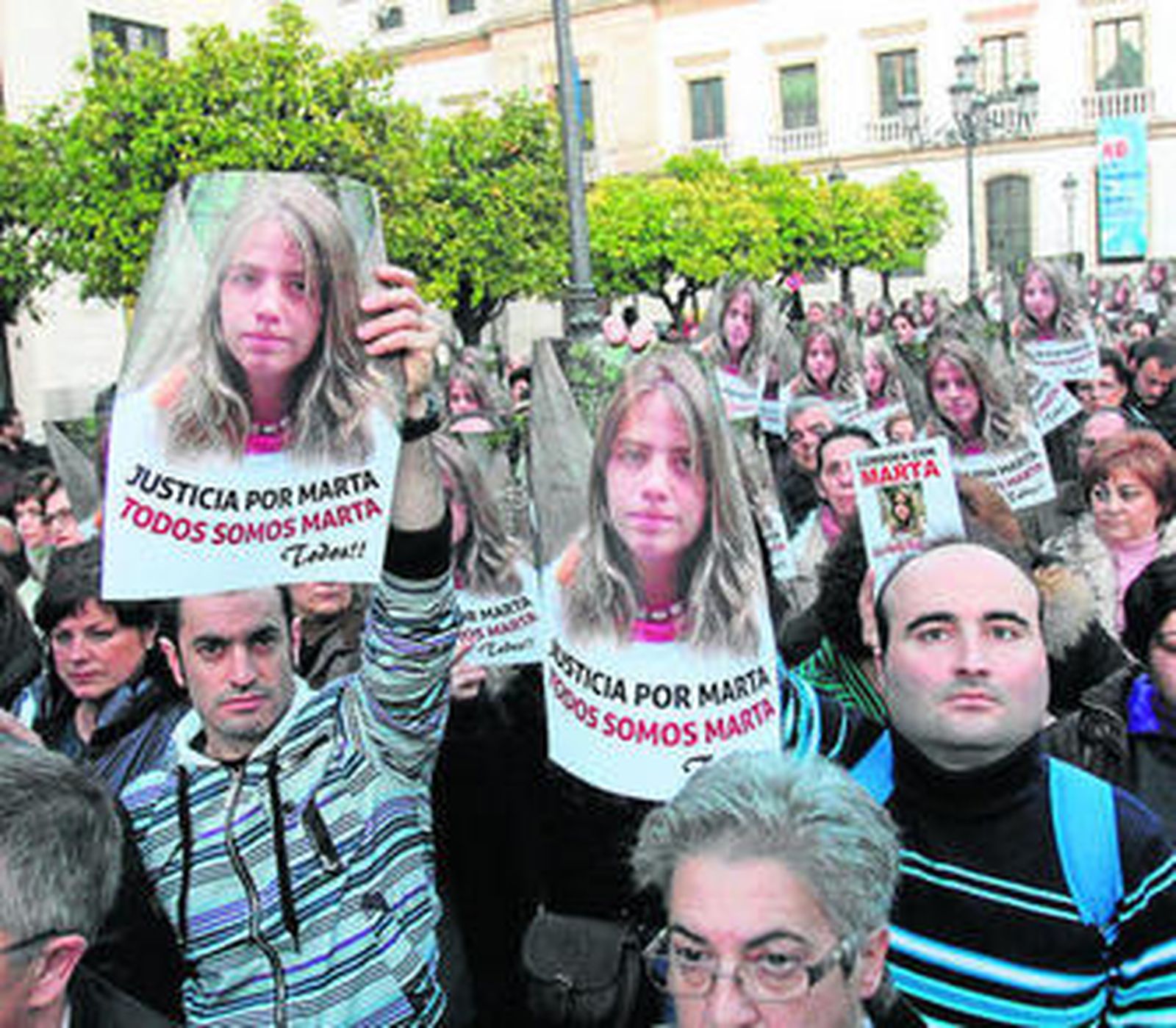 Asistentes a la concentración en la plaza de las Tendillas.