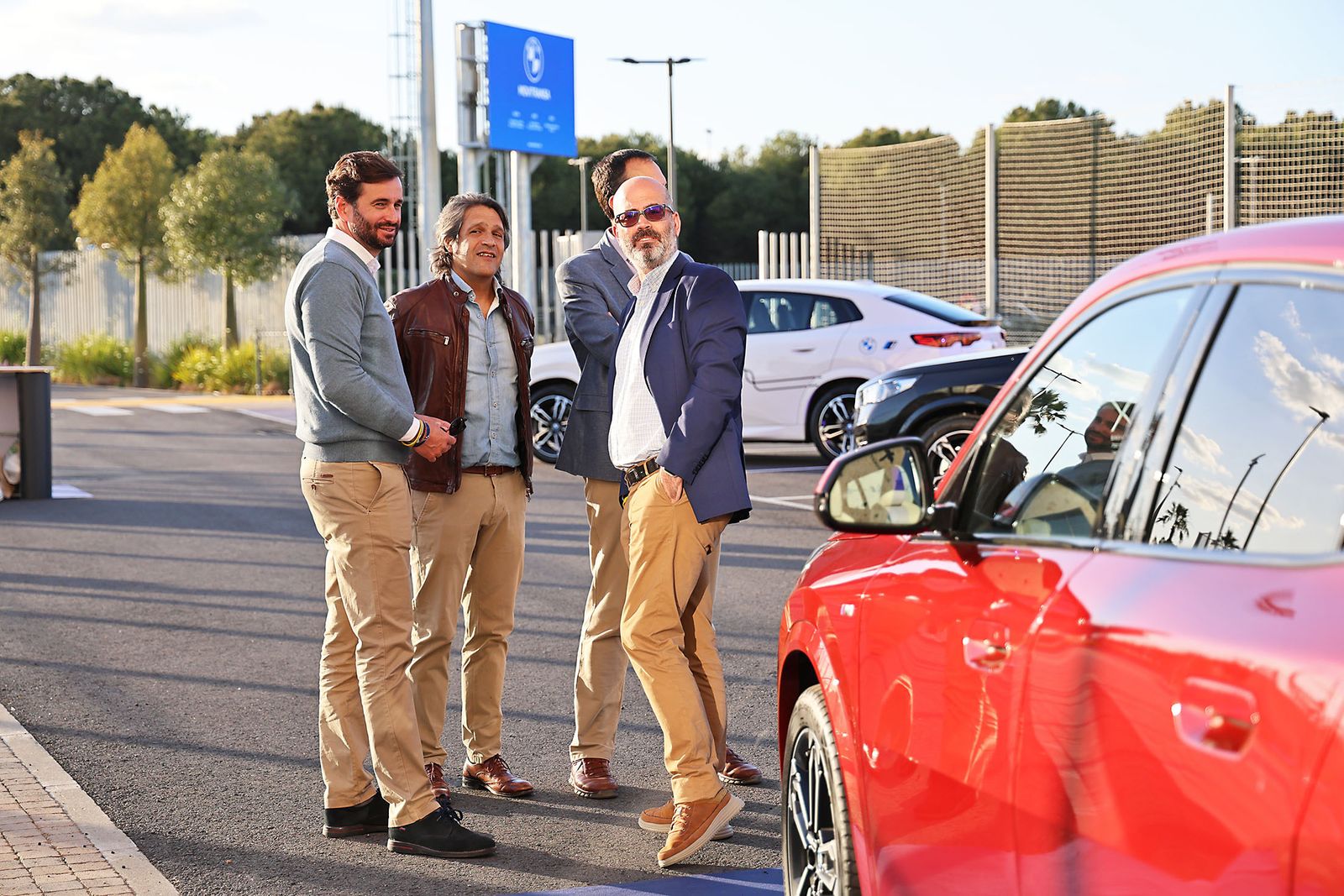 Movitransa presenta los nuevos modelos de BMW IX2 y el X2 en el complejo deportivo Lamiya