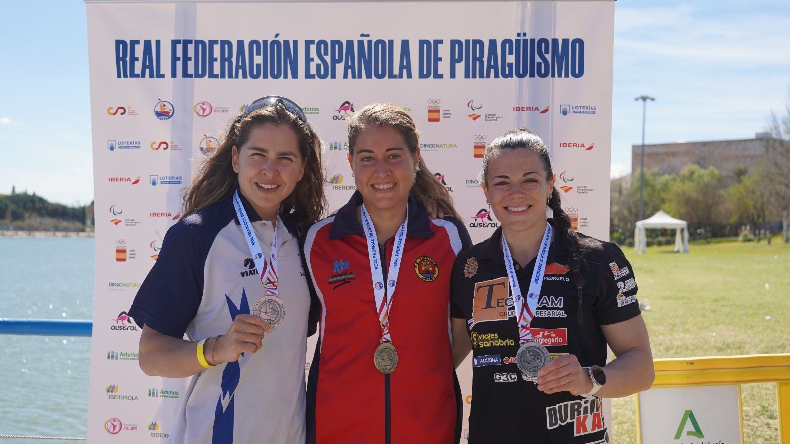 Estefanía Fernández, en el centro, Pedruelo y Lazkano, podio del K1 femenino.