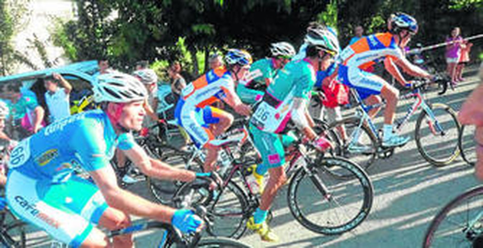 Ciclistas del Cajamar-Consentino, junto a otros de Rabobank y Cafémax en un pelotón.