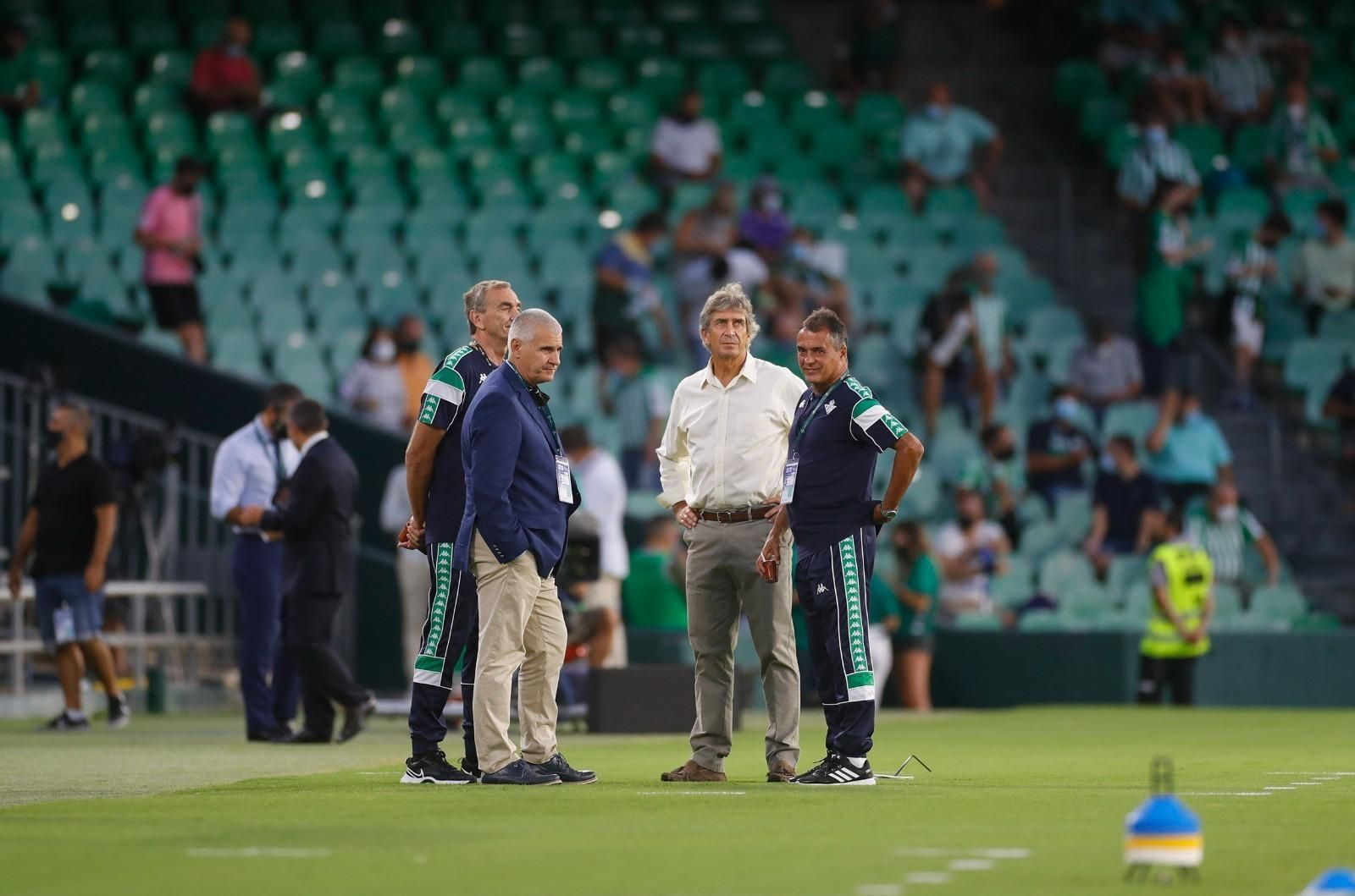Manuel Pellegrini, con Antonio Cordón y Alexis Trujillo en la banda.