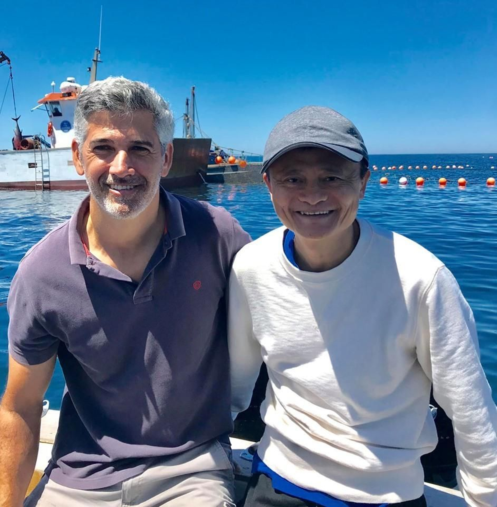 El fundador del gigante asiático Alibaba, Jack Ma, e Ignacio Soto, socio y gerente de 'Nature Tarifa' y 'Almadraba Tours', dejando atrás la almadraba de Conil.