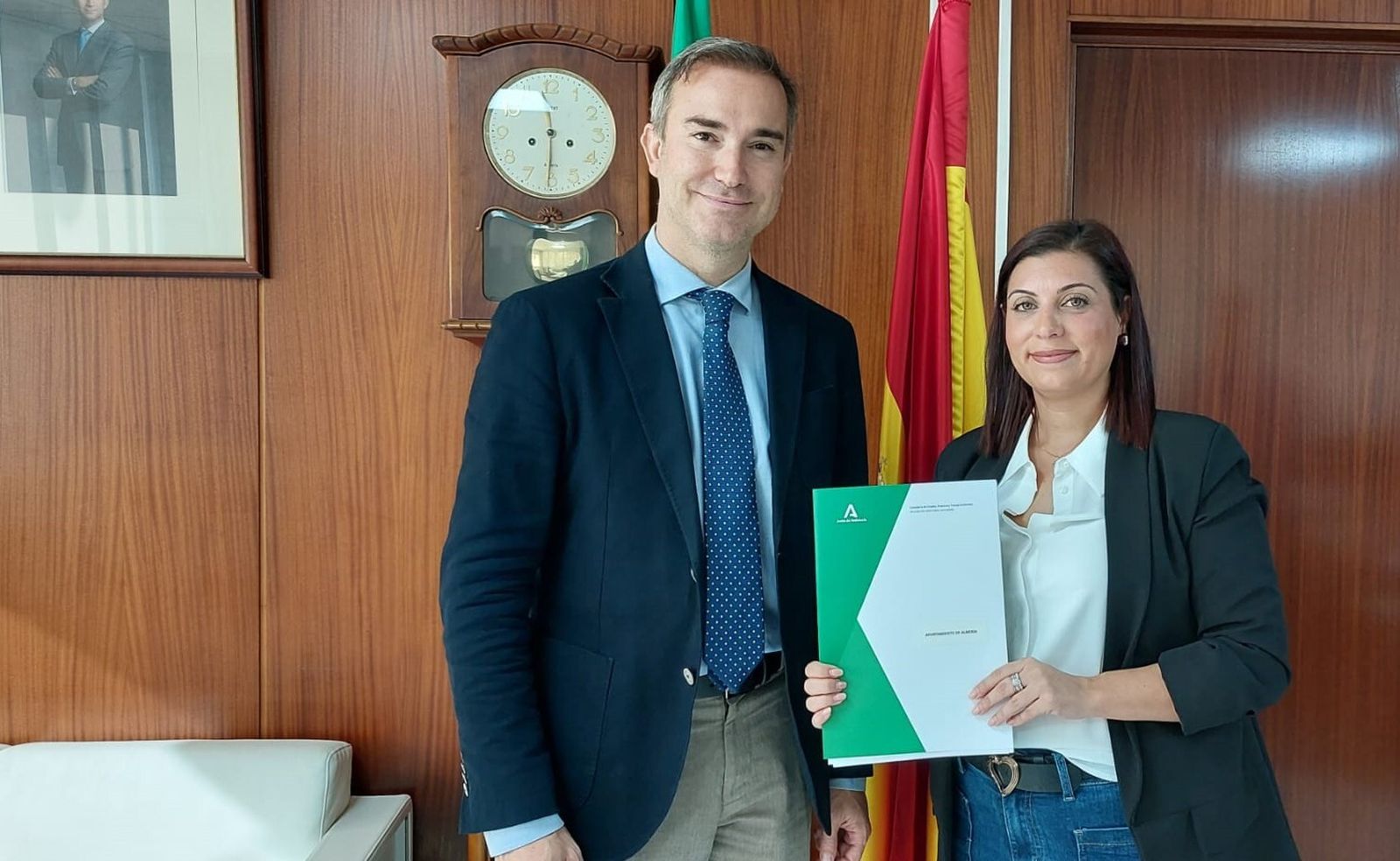 Amós García y Lorena Nieto, con la resolución de las ayudas de Empleo