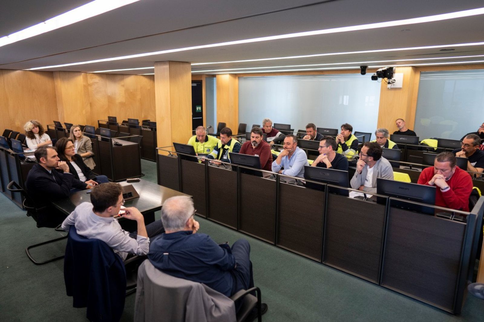 Las fotos de los trabajadores de Acerinox con la ministra de Trabajo, Yolanda Díaz