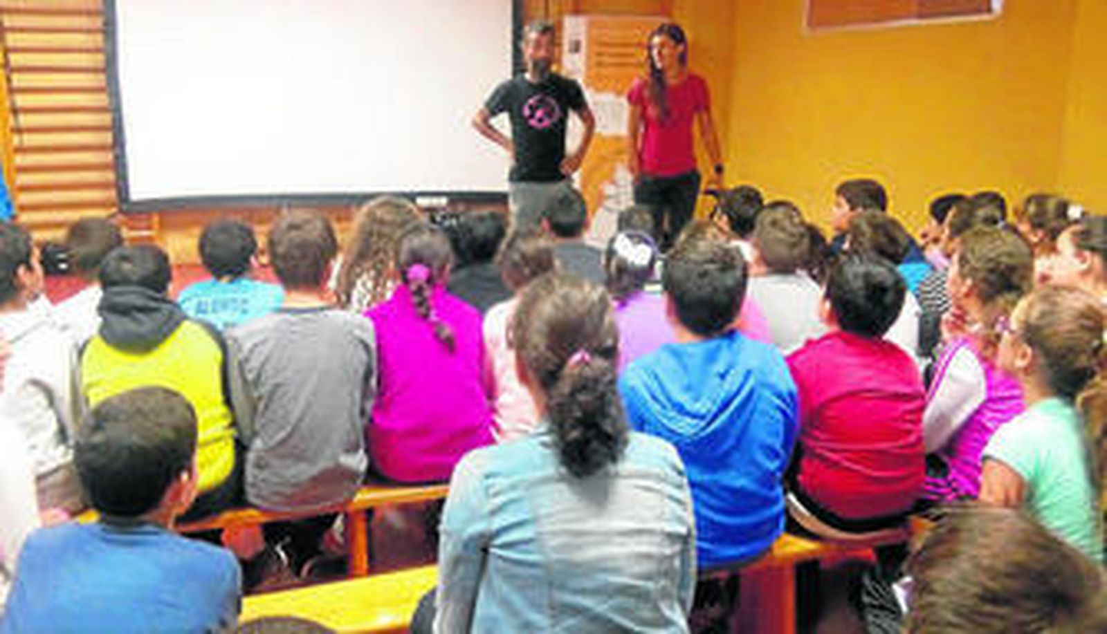 Los promotores de Cinecleta explican su proyecto a los pequeños del colegio Tartesos, ayer.