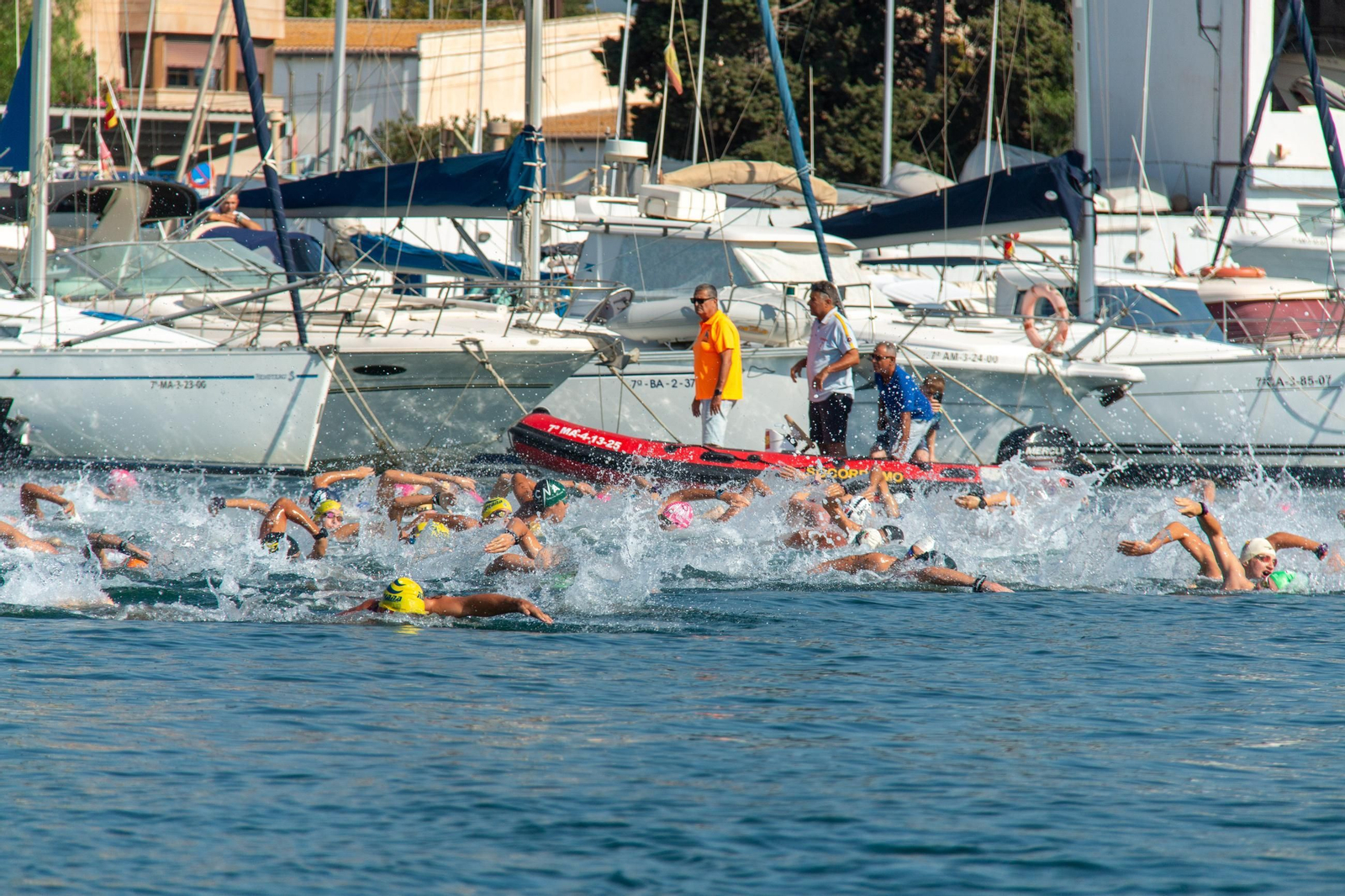 Salida de la categoría de mayores de la Travesía a Nado del Puerto de Motril