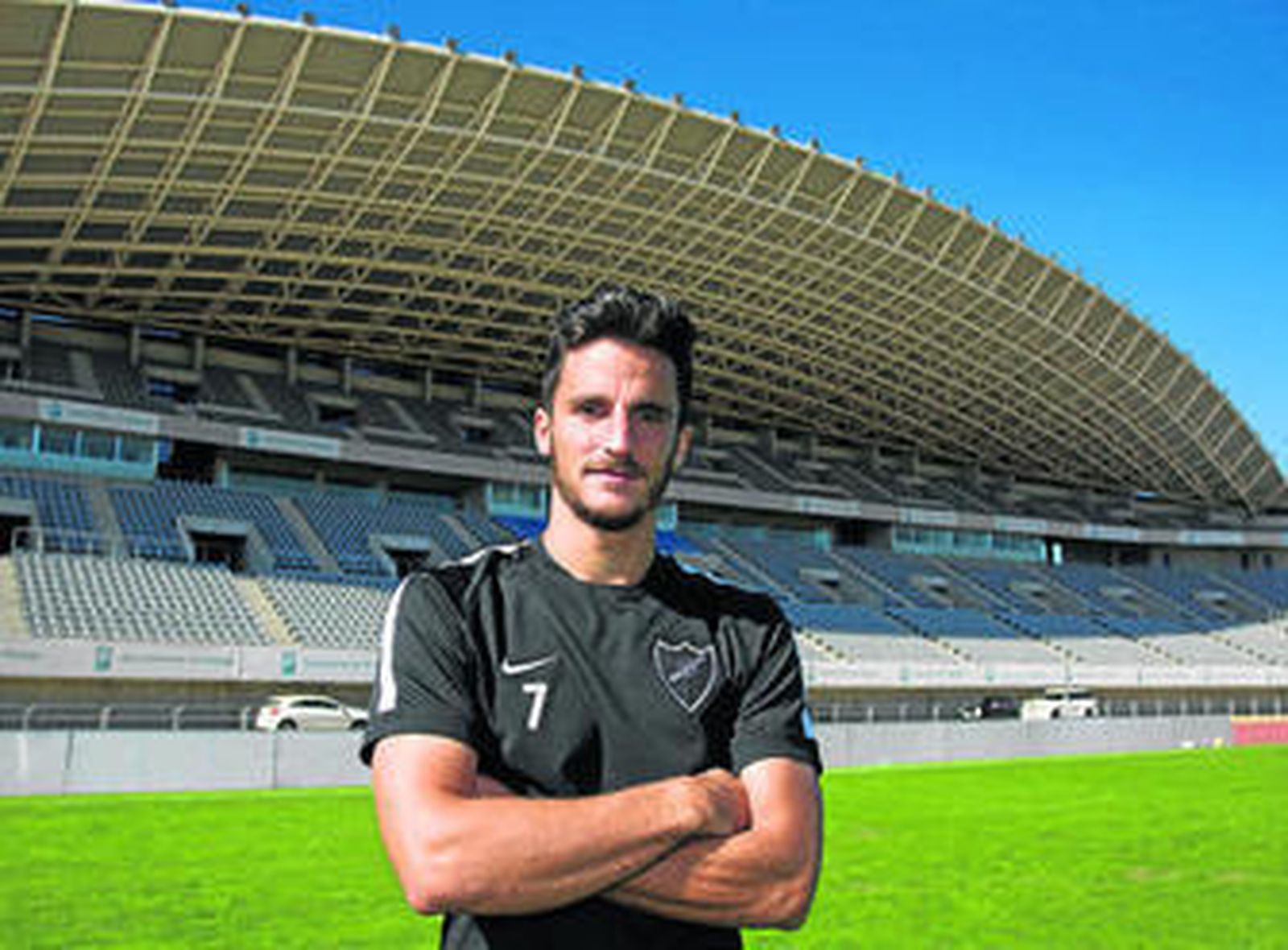 Juan Carlos posa, ayer, en el Ciudad de Málaga tras el entrenamiento.