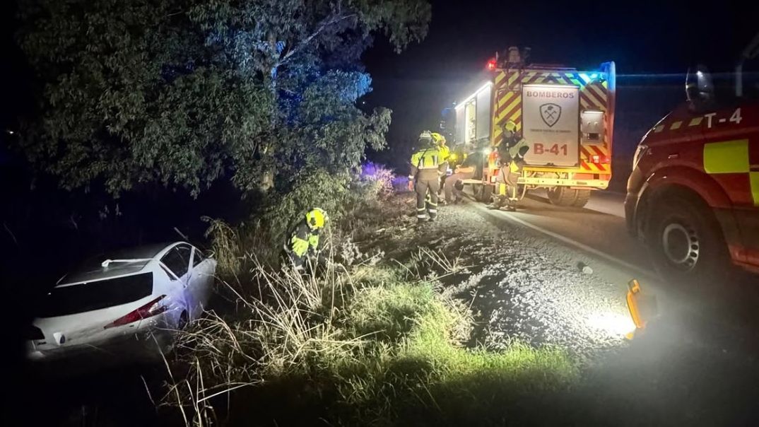Atendido el conductor de un coche tras salirse de la vía en la A-366 en Coín