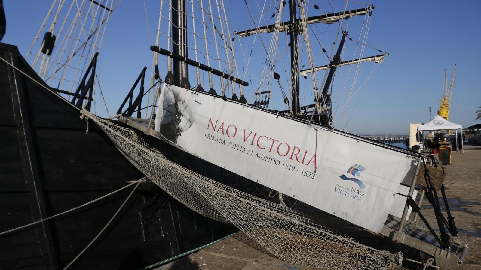 Pasarela de subida para accceder a la Nao Victoria.