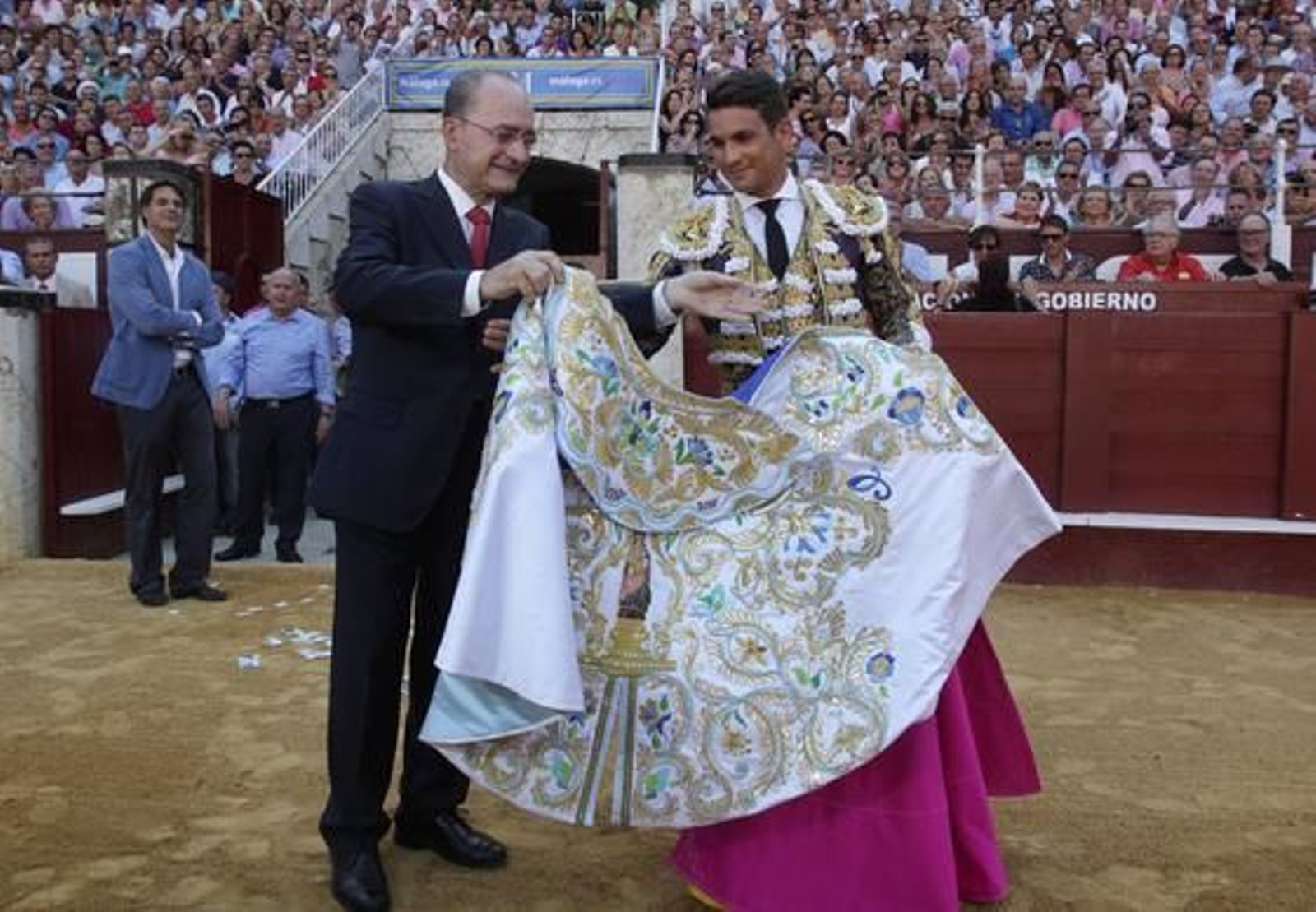 Manzanares recibe el Capote de Paseo de manos del alcalde, antes de la corrida. 

Foto: Migue Fernandez