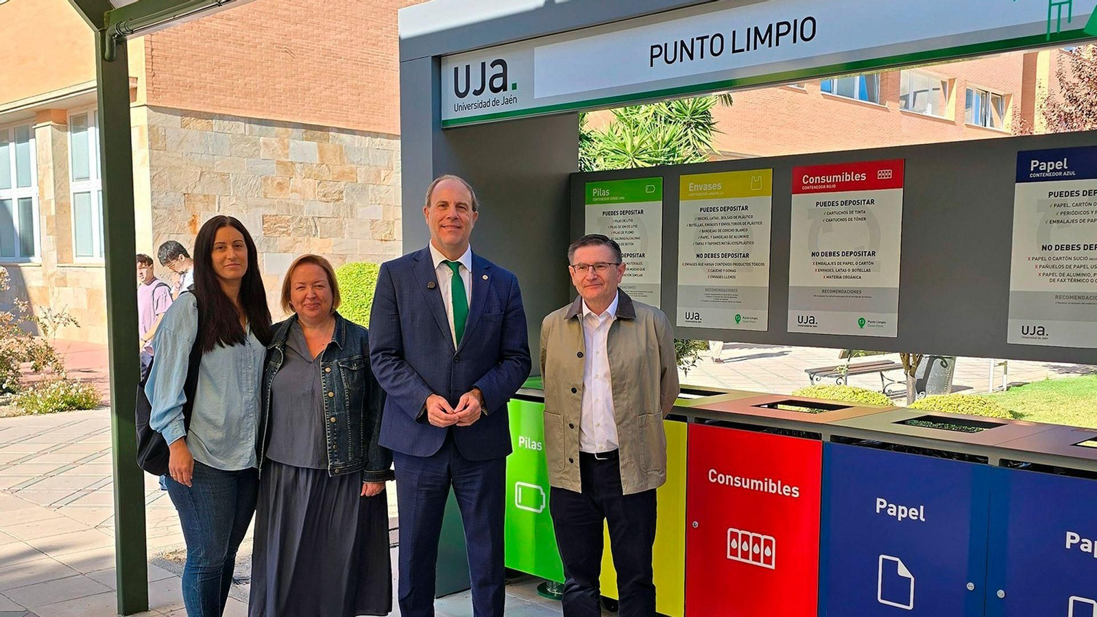 Luis Nieto (derecha), Nicolás Ruiz, Carmen Rosario Mesa y Nieves Delgado (izquierda) en la presentación de los nuevos puntos limpios de la UJA.