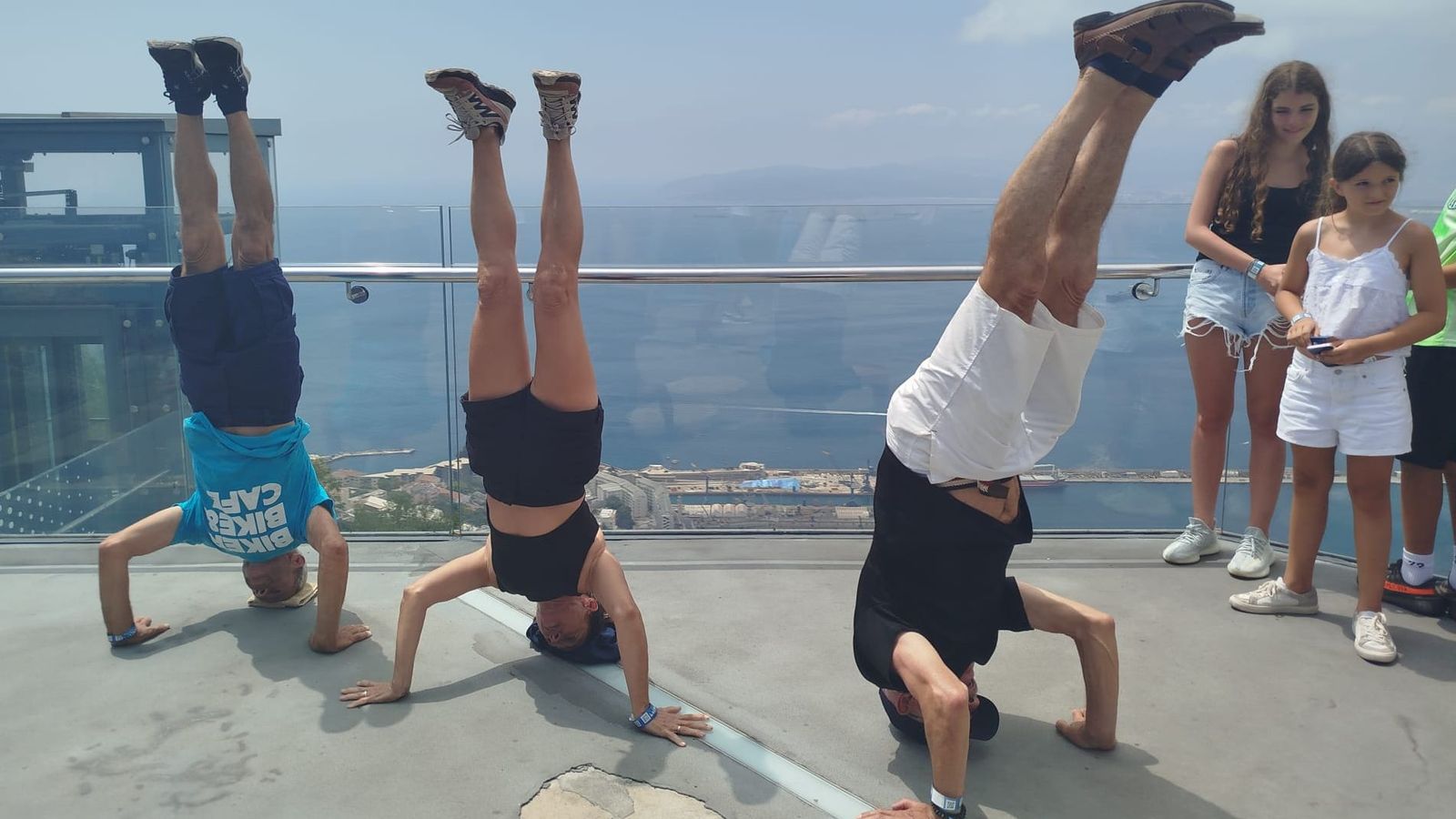Algunos de los integrantes del grupo, haciendo el pno en el Peñón.