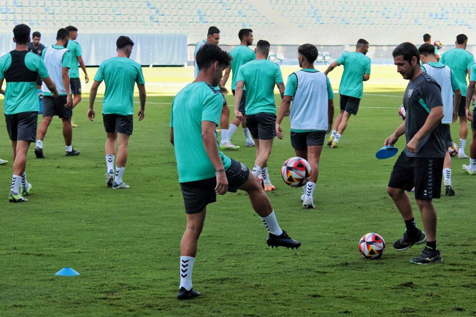 La sesión del Málaga CF antes de partir hacia Castellón, en imágenes