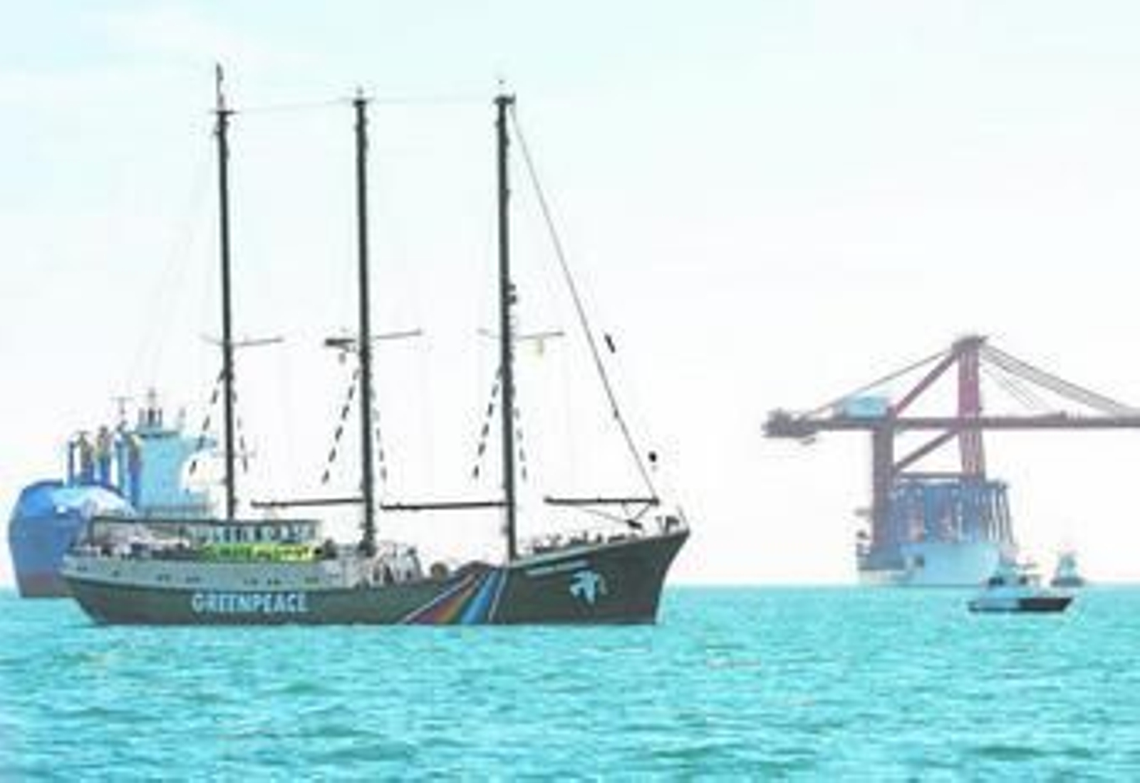 El 'Rainbow Warrior II', fondeado en la Bahía de Algeciras el día en que llegaron las primeras grúas a TTIA.