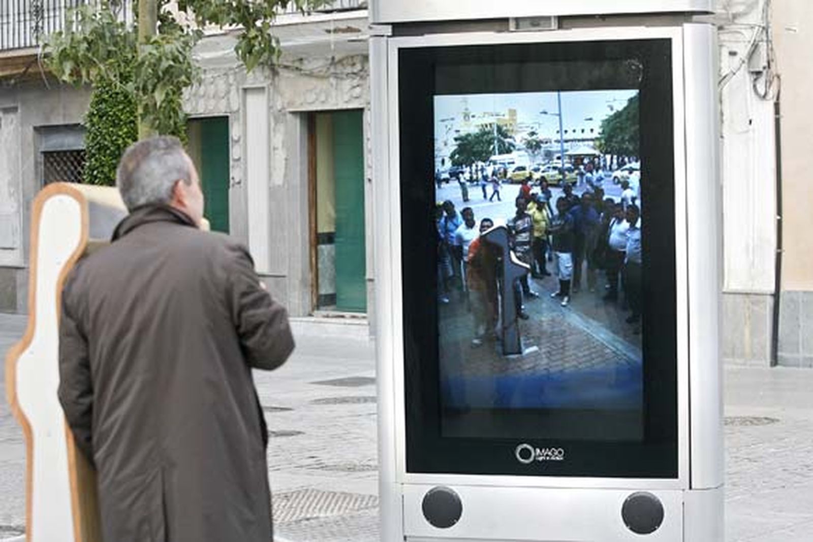 Una pantalla interactiva conecta Cádiz y Cartagena de Indias