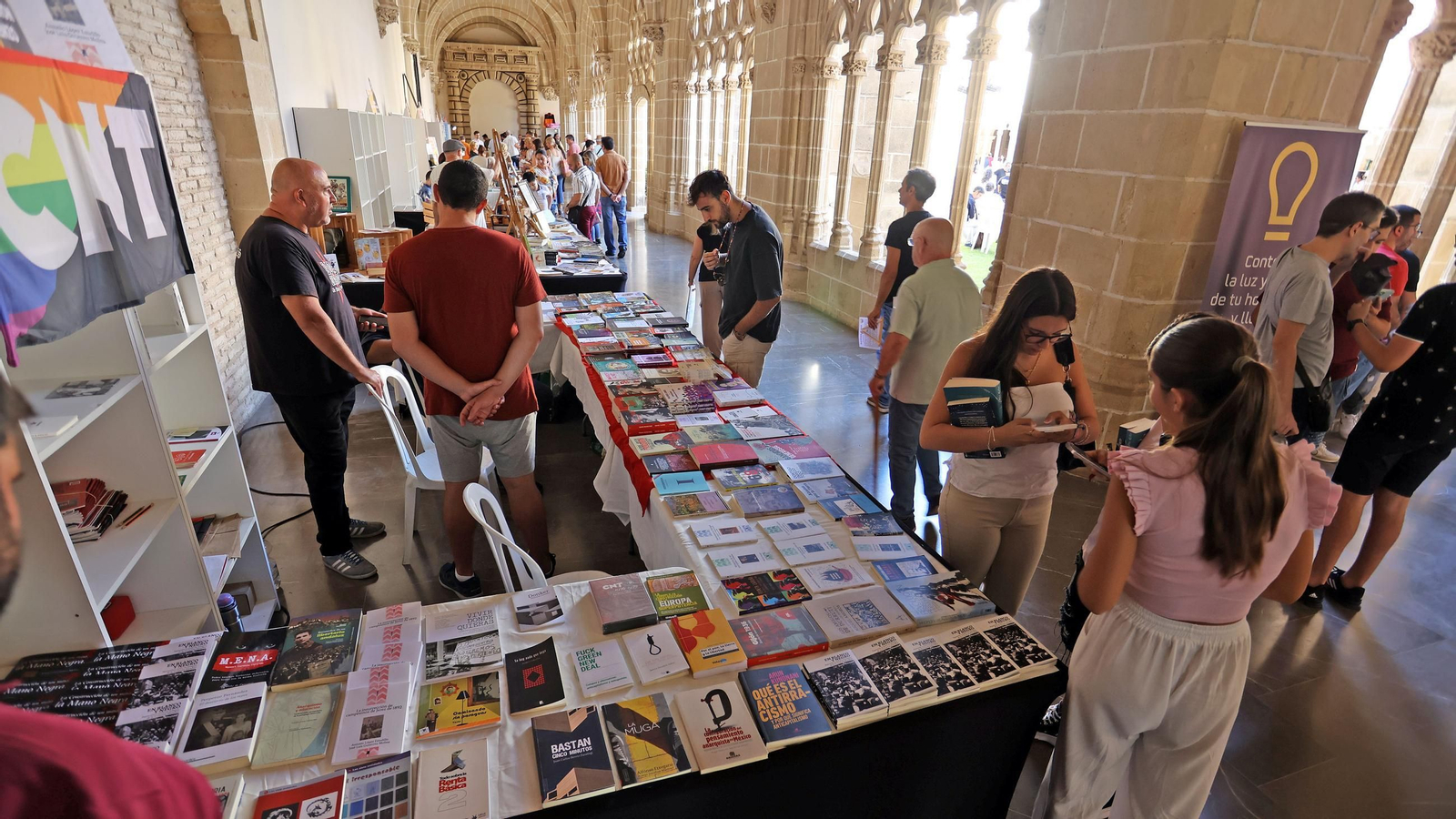 Imágenes del gran ambiente en la Feria del Libro en Jerez