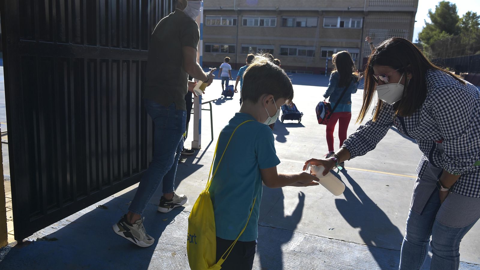 Gel hidroalcóhico en la entrada de Salesianos.