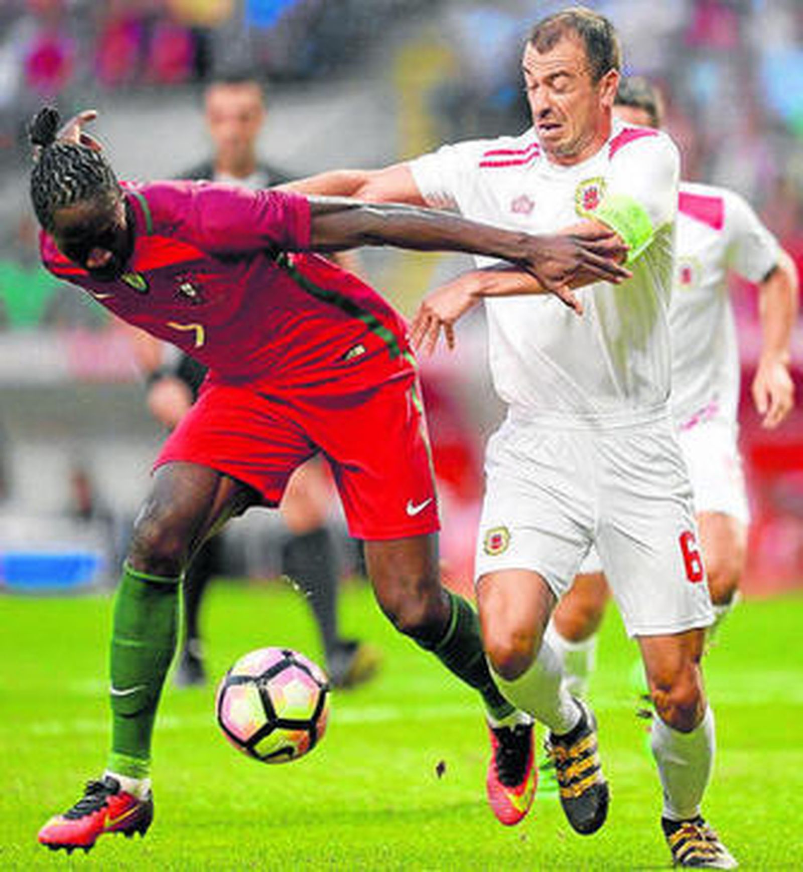 Eder (i) de Portugal ante el gibraltareño Roy Chipolina.