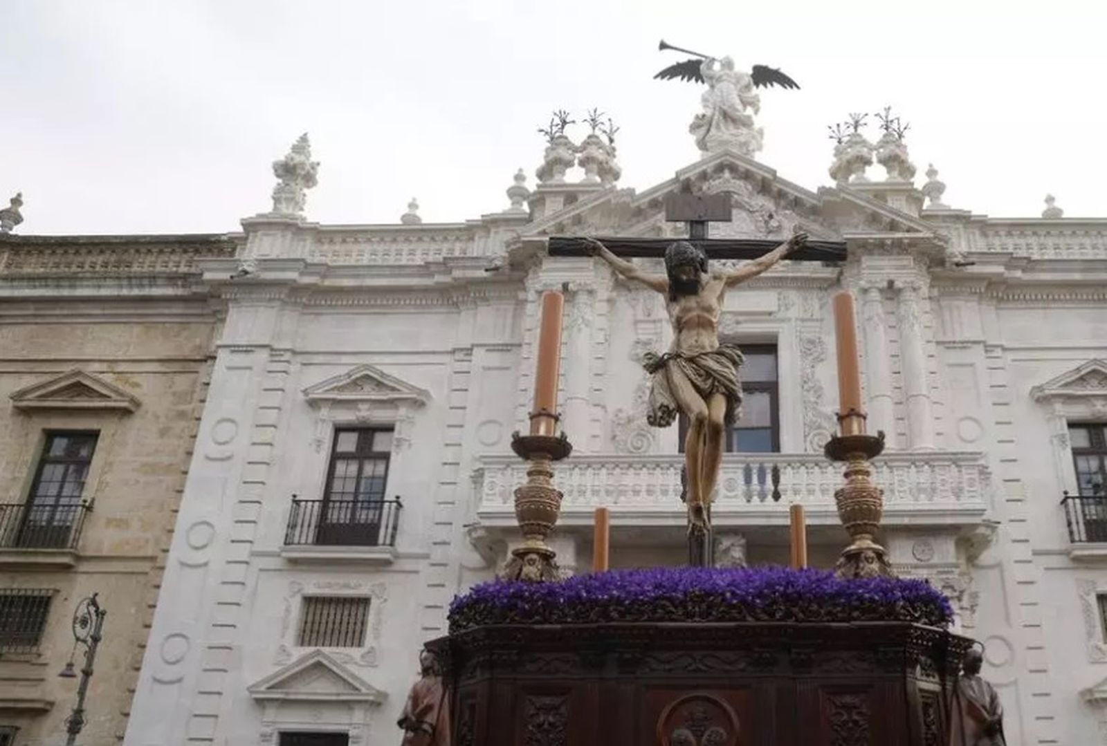 El Cristo de la Buena Muerte saliendo del Rectorado