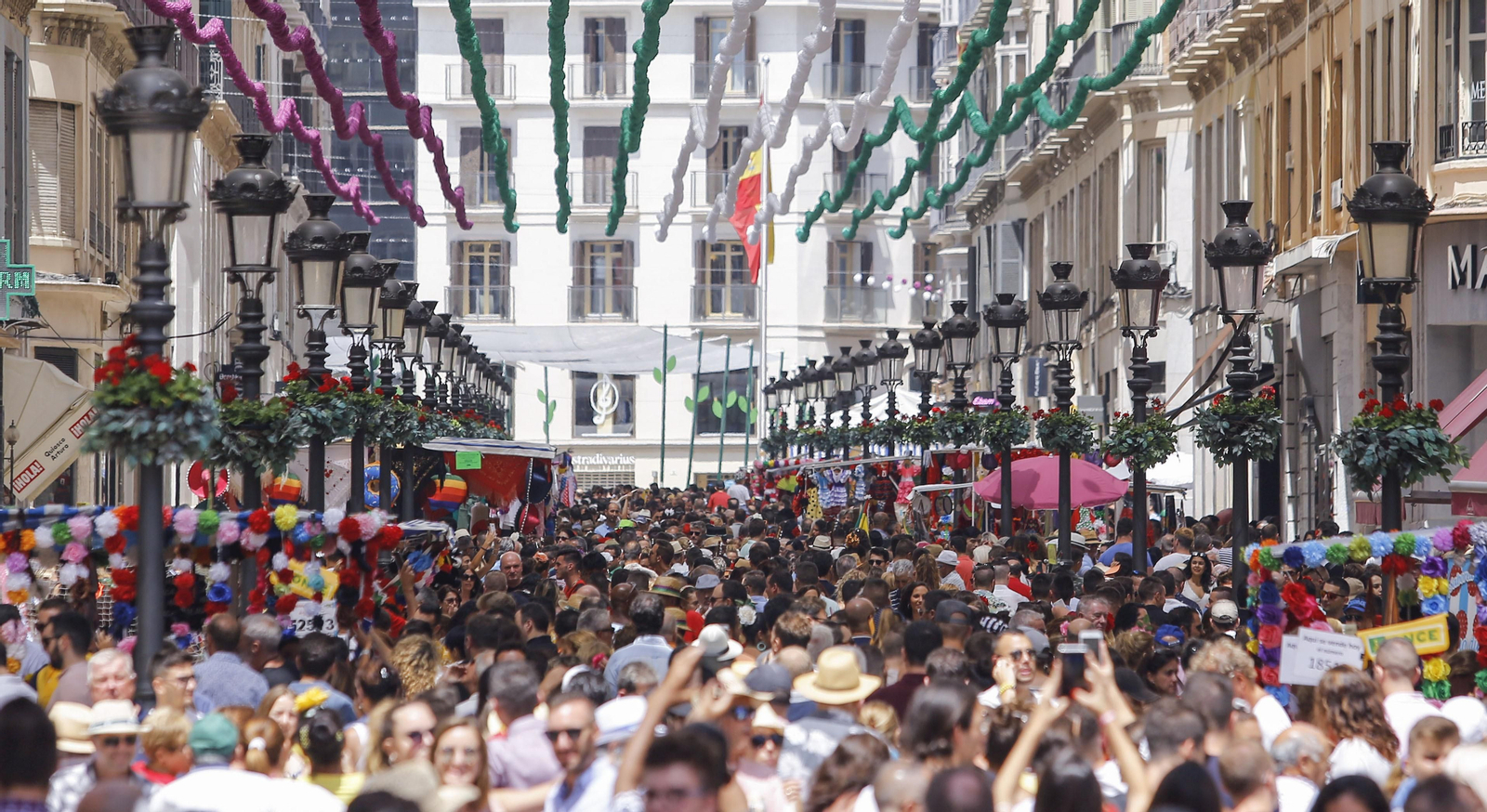 Ambiente en la calle Larios, durante la Feria de 2019.