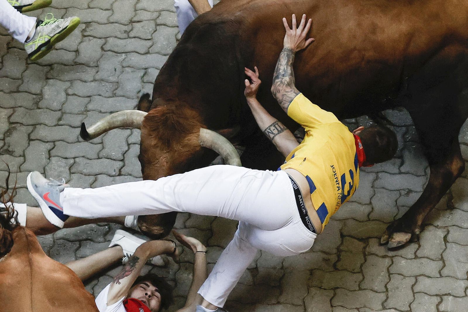 Una de las cogidas de los toros de Cebada Gago en los Sanfermines.