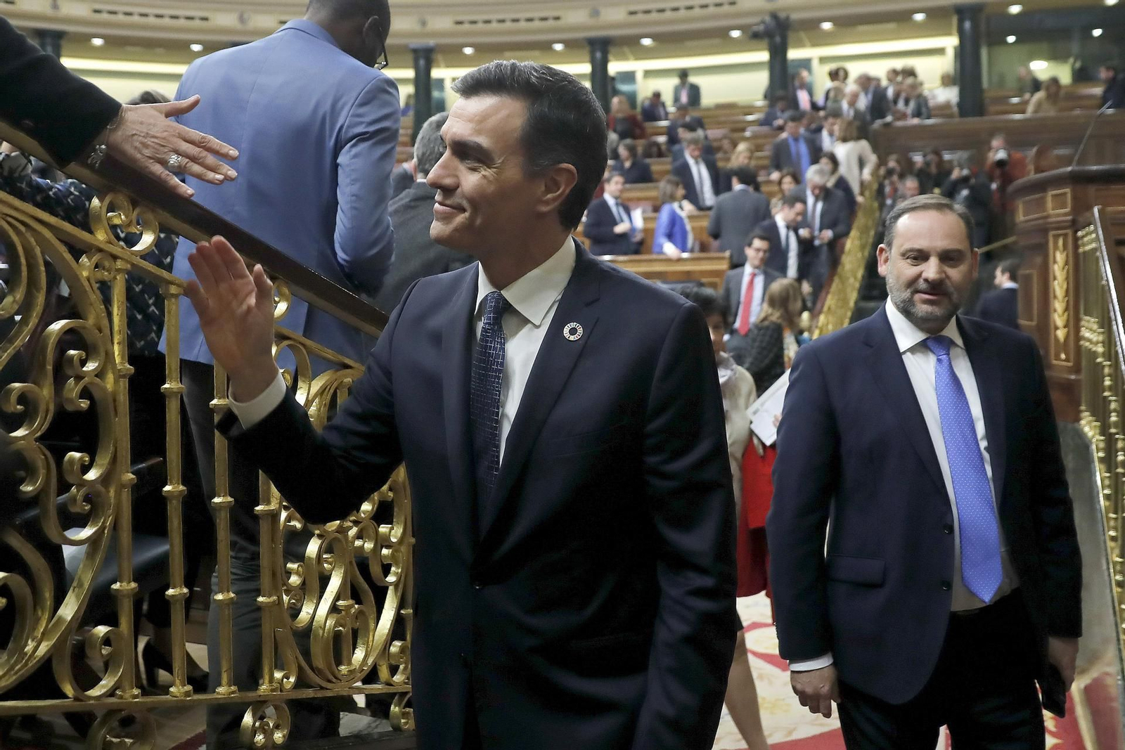 Imagen de archivo del presidente del Gobierno, Pedro Sánchez (i), junto al entonces ministro de Transportes, José Luis Ábalos.