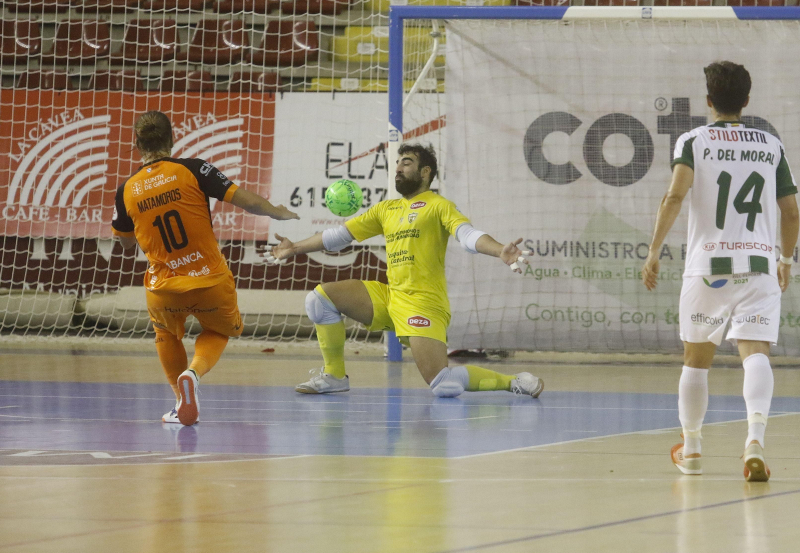 Las fotos del estreno liguero del Córdoba Futsal ante el Burela