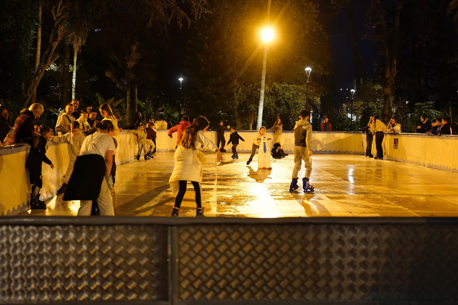 Fotos de la apertura de la pista de patinaje sobre hielo en el Parque María Cristina
